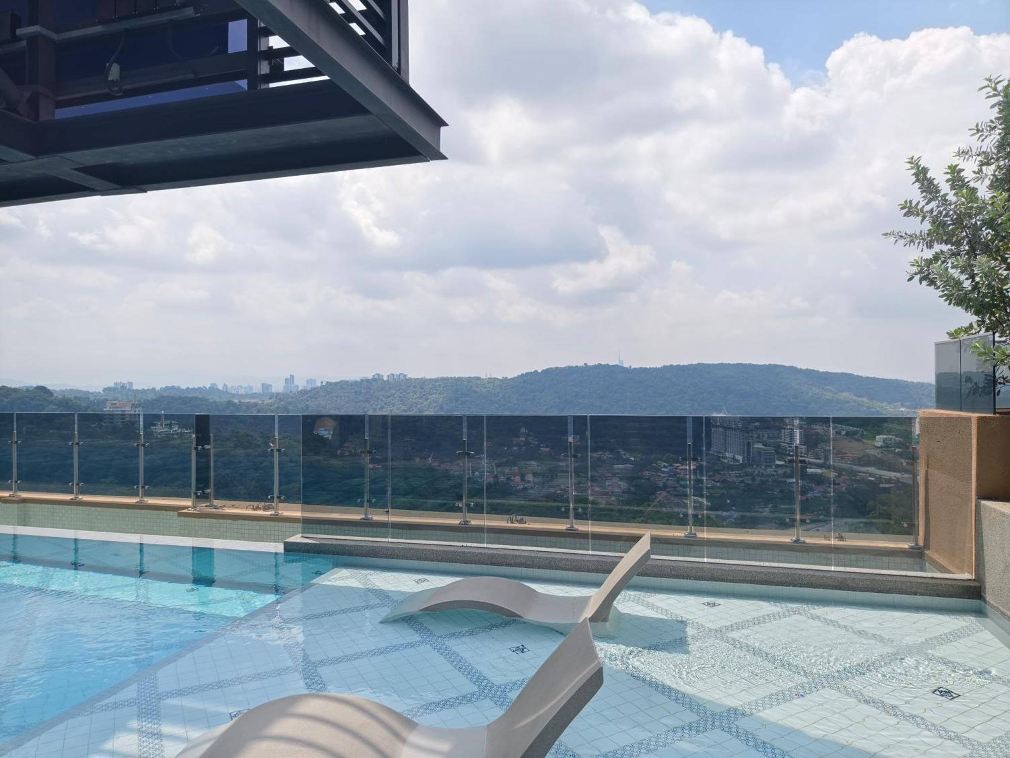Mossaz Suites Empire City By Starwood Петалинг-Джая Экстерьер фото